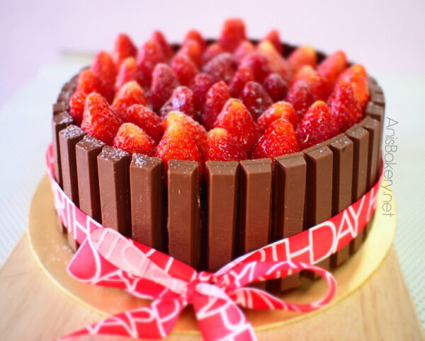 Kit Kat Model Cake